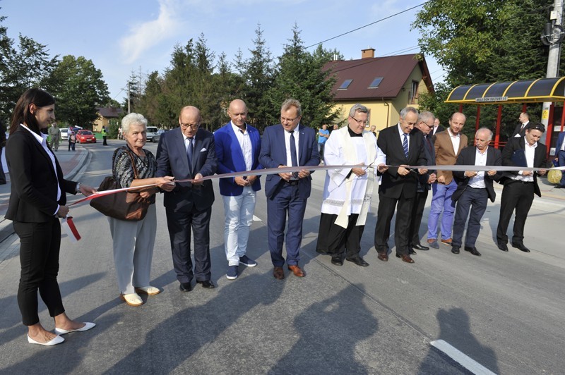 Przecięcie wstęgi - otwarcie ul. Miłej